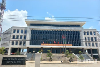 Sau 2 năm 6 tháng đi vào khai thác, đến nay, dự án Trung tâm Chính trị-Hành chính huyện Lý Sơn chưa thể bàn giao và quyết toán hoàn thành dự án.