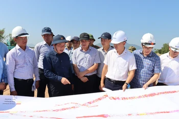 Chủ tịch Ủy ban nhân dân tỉnh Quảng Ngãi Đặng Văn Minh kiểm tra tiến độ giải phóng mặt bằng dự án cao tốc Quảng Ngãi-Hoài Nhơn. 