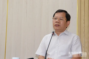 Chủ tịch Ủy ban nhân dân tỉnh Quảng Ngãi Đặng Văn Minh phát biểu kết luận tại buổi làm việc. 