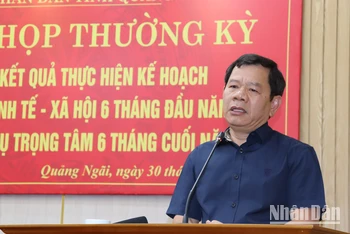 Chủ tịch Ủy ban nhân dân tỉnh Quảng Ngãi Đặng Văn Minh phát biểu kết luận phiên họp. 