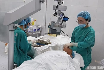 Bệnh nhân nghèo Quảng Ngãi được các bác sĩ phẫu thuật thay thủy tinh thể bằng phương pháp Phaco.