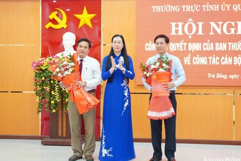 Bí thư Tỉnh ủy Quảng Ngãi Bùi Thị Quỳnh Vân trao quyết định, tặng hoa chúc mừng tân Bí thư Huyện ủy Trà Bồng và tân Chánh Văn phòng Tỉnh ủy Quảng Ngãi. 
