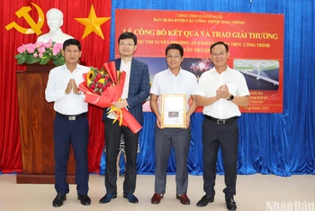 Lãnh đạo Ban Quản lý dự án đầu tư xây dựng các công trình giao thông tỉnh Quảng Ngãi trao Bằng chứng nhận giải Nhất cho ý tưởng thiết kế “Dấu ấn sông Trà”.