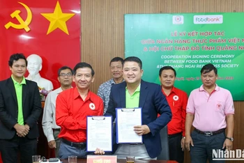Lãnh đạo Hội Chữ thập đỏ tỉnh Quảng Ngãi và Ngân hàng thực phẩm Việt Nam ký kết Chương trình hỗ trợ người yếu thế tiếp cận nguồn thực phẩm cộng đồng.