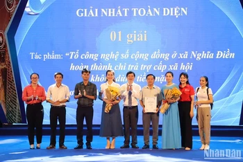 Lãnh đạo Sở Thông tin và Truyền thông tỉnh Quảng Ngãi trao giải Nhất toàn diện cho Tổ công nghệ số cộng đồng xã Nghĩa Điền (huyện Tư Nghĩa).