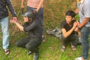 2 nghi phạm bắn 2 nữ lao công khi đang quét rác trong đêm bị lực lượng chức năng bắt giữ tại huyện miền núi Ba Tơ (Quảng Ngãi). 