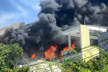 Hiện trường vụ cháy cửa hàng nhựa ở thành phố Quảng Ngãi (Quảng Ngãi).