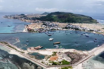 Vũng neo đậu tàu thuyền Lý Sơn đóng vai trò quan trọng đối với tàu cá trong việc tránh trú bão và phát triển kinh tế-xã hội huyện đảo. 