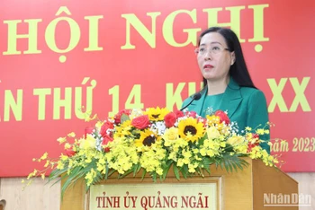 Đồng chí Bùi Thị Quỳnh Vân, Ủy viên Trung ương Đảng, Bí thư Tỉnh ủy, Chủ tịch Hội đồng nhân dân tỉnh Quảng Ngãi phát biểu tại Hội nghị. 