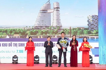 Lãnh đạo tỉnh Quảng Ngãi trao quyết định chủ trương đầu tư, chấp thuận nhà đầu tư cho đại diện lãnh đạo Công ty TNHH đầu tư kinh doanh bất động sản NHSLAND.