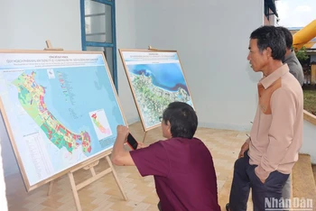 Người dân trong vùng quy hoạch tìm hiểu đồ án Quy hoạch phân khu xây dựng tỷ lệ 1/2000 Khu đô thị, dịch vụ đông nam Dung Quất tại Lễ công bố. 