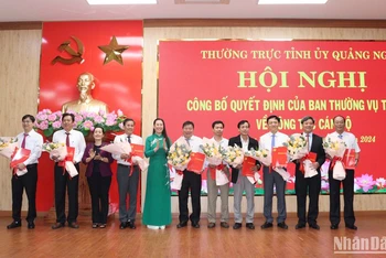 Lãnh đạo Tỉnh ủy Quảng Ngãi trao Quyết định và tặng hoa chúc mừng 9 đồng chí thuộc diện Ban Thường vụ Tỉnh ủy Quảng Ngãi được điều động, luân chuyển nhận nhiệm vụ mới. 
