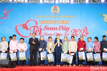 Phó Chủ tịch Quốc hội Trần Quang Phương cùng lãnh đạo tỉnh Quảng Ngãi trao quà Tết cho công nhân, người lao động có hoàn cảnh khó khăn. 