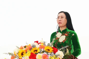 Đồng chí Bùi Thị Quỳnh Vân, Ủy viên Trung ương Đảng, Bí thư Tỉnh ủy, Chủ tịch Hội đồng nhân dân tỉnh Quảng Ngãi phát biểu tại kỳ họp.