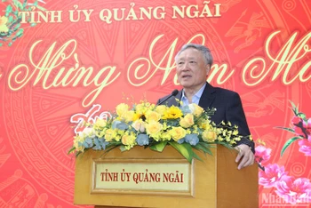 Đồng chí Nguyễn Hòa Bình, Ủy viên Bộ Chính trị, Bí thư Trung ương Đảng, Chánh án Tòa án nhân dân tối cao phát biểu tại buổi gặp mặt.