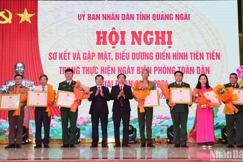 Lãnh đạo tỉnh Quảng Ngãi trao Bằng khen của Ủy ban nhân dân tỉnh cho các tập thể, cá nhân có thành tích trong thực hiện Ngày Biên phòng toàn dân, giai đoạn 2019-2024.