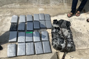Các gói nylon bên trong nghi chứa ma túy trôi dạt vào bờ biển đảo Lý Sơn, được lực lượng chức năng thu giữ