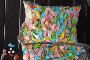 Loại kẹo không rõ nguồn gốc mà các học sinh tiểu học và trung học cơ sở ở xã Hành Tín Tây, huyện Nghĩa Hành (Quảng Ngãi) đã mua ăn và bị ngộ độc vào ngày 28/3 vừa qua. 