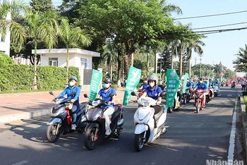 Lực lượng đoàn viên, thanh niên tham gia diễu hành trên các tuyến phố ở thành phố Quảng Ngãi kêu gọi mọi người tuân thủ các quy định pháp luật về an toàn thực phẩm.