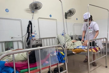 Các bệnh nhân nghi ngộ độc sau khi ăn bánh mì đang được điều trị tại Bệnh viện đa khoa Quảng Ngãi. 