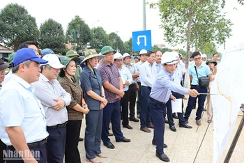 Các đồng chí trong Ban Thường vụ Tỉnh ủy Quảng Ngãi kiểm tra hiện trường các dự án trọng điểm của tỉnh. 