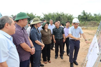 Các đồng chí trong Ban Thường vụ Tỉnh ủy Quảng Ngãi kiểm tra hiện trường dự án đập dâng hạ lưu sông Trà Khúc.