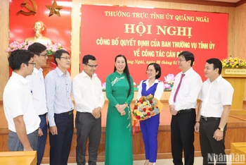 Bí thư Tỉnh ủy Quảng Ngãi Bùi Thị Quỳnh Vân trò chuyện với cán bộ trẻ ở tỉnh về xã công tác.