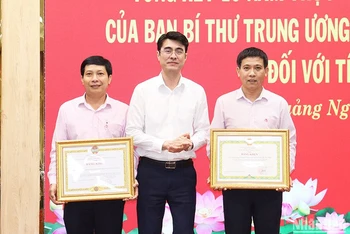 Lãnh đạo Ngân hàng chính sách Việt Nam tặng Bằng khen của Bộ Kế hoạch và Đầu tư và Trung ương Hội Nông dân Việt Nam tặng Bằng khen cho 2 tập thể có thành tích trong triển khai thực hiện Chỉ thị 40-CT/TW.