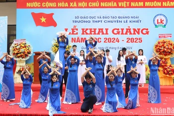 Lễ giảng năm học mới 2024-2025 tại các trường học ở Quảng Ngãi diễn ra trong không khí vui tươi, phấn khởi.