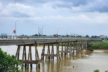 Cầu Trà Khúc 1 bắc qua sông Trà Khúc (thành phố Quảng Ngãi) được xây dựng từ năm 1964, hiện đã bị xuống cấp.