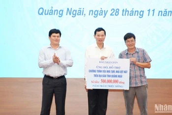 Thừa ủy quyền lãnh đạo Báo Nhân Dân, nhà báo Hiển Cừ, Trưởng Văn phòng đại diện Báo Nhân Dân tại Quảng Ngãi trao biểu trưng số tiền 500 triệu đồng ủng hộ chương trình xóa nhà tạm, nhà dột nát ở Quảng Ngãi.