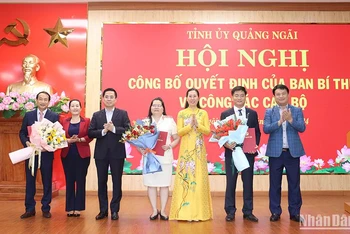 Lãnh đạo tỉnh Quảng Ngãi trao quyết định và tặng hoa chúc mừng 3 đồng chí được Ban Bí thư chỉ định tham gia Ban Chấp hành Đảng bộ tỉnh Quảng Ngãi nhiệm kỳ 2020-2025.