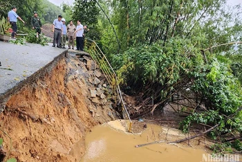 Lũ lớn khiến bờ sông Vệ đoạn qua thôn Thuận Hòa, xã Hành Thịnh, huyện Nghĩa Hành bị sạt lở nặng, xói sâu vào nền đường của tuyến đường ĐT.624B. 