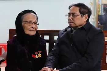 Thủ tướng Phạm Minh Chính thăm hỏi, tặng quà Mẹ Việt Nam Anh hùng Lâm Thị Mèn ở tổ 1, phường Hợp Giang, thành phố Cao Bằng (Cao Bằng).