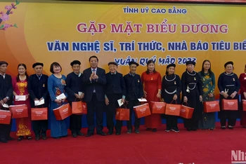 Bí thư Tỉnh ủy Cao Bằng Trần Hồng Minh tặng quà văn nghệ sĩ, trí thức, nhà báo tiêu biểu.