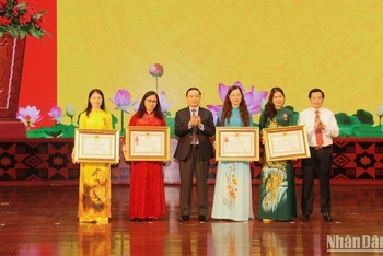 Lãnh đạo tỉnh Cao Bằng trao Huân chương Lao động do Chủ tịch nước trao tặng cho các tập thể và cá nhân.