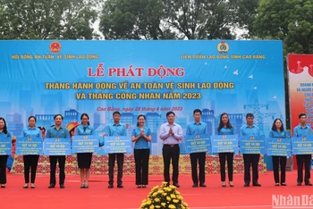 Lãnh đạo Ủy ban nhân dân tỉnh Cao Bằng và Liên đoàn Lao động tỉnh Cao Bằng trao kinh phí hỗ trợ xây dựng nhà "Mái ấm Công đoàn".