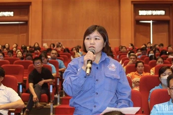 Công nhân lao động tỉnh Cao Bằng kiến nghị với đại biểu Quốc hội. 
