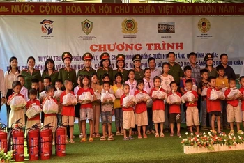 Các đơn vị tặng quà cho học sinh xã biên giới Mỹ Hưng, huyện Quảng Hòa, tỉnh Cao Bằng.