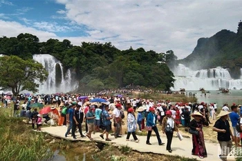 Du khách tham quan Khu du lịch thác Bản Giốc, xã Đàm Thủy, huyện Trùng Khánh, tỉnh Cao Bằng.