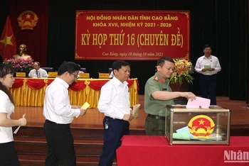 Các đại biểu bỏ phiếu tín nhiệm người giữ chức danh do Hội đồng nhân dân tỉnh Cao Bằng bầu.