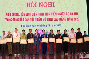 Lãnh đạo Ủy ban nhân dân tỉnh Cao Bằng tặng Bằng khen cho người uy tín tiêu biểu, có nhiều cống hiến.