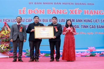 Lãnh đạo Ủy ban nhân dân huyện Quảng Hòa đón nhận Bằng công nhận Địa điểm lưu niệm Anh hùng liệt sĩ Bế Văn Đàn là di tích lịch sử cấp tỉnh.