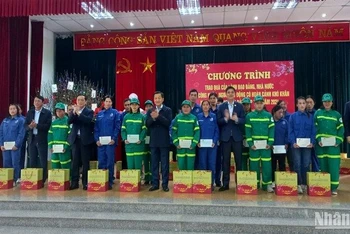 Phó Thủ tướng Lê Minh Khái và Đoàn công tác tặng quà công nhân lao động tỉnh Cao Bằng.