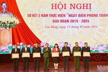 Thiếu tướng Phùng Quốc Tuấn, Phó Chính ủy Bộ đội Biên phòng trao Kỷ niệm chương “Vì chủ quyền an ninh biên giới Tổ quốc” cho các cá nhân.