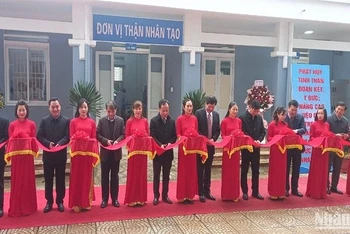 Các đại biểu cắt băng khai trương cơ sở chạy thận nhân tạo tại Trung tâm Y tế huyện Hòa An, tỉnh Cao Bằng.