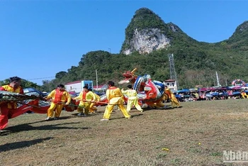 Múa rồng trong Lễ hội tranh đầu pháo thị trấn Quảng Uyên, huyện Quảng Hòa, tỉnh Cao Bằng.