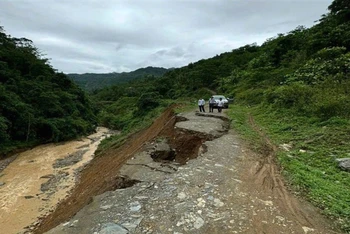 Mưa lũ gây sạt lở đường giao thông ở huyện Bảo Lạc, tỉnh Cao Bằng.