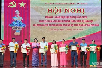 Lãnh đạo Ngân hàng Chính sách xã hội Việt Nam trao Giấy khen của Tổng Giám đốc Ngân hàng Chính sách xã hội Việt Nam tặng các cá nhân.