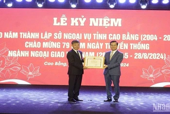 Đồng chí Hà Kim Ngọc, Thứ trưởng Ngoại giao trao Bằng khen của Bộ Ngoại giao cho Sở Ngoại vụ tỉnh Cao Bằng.